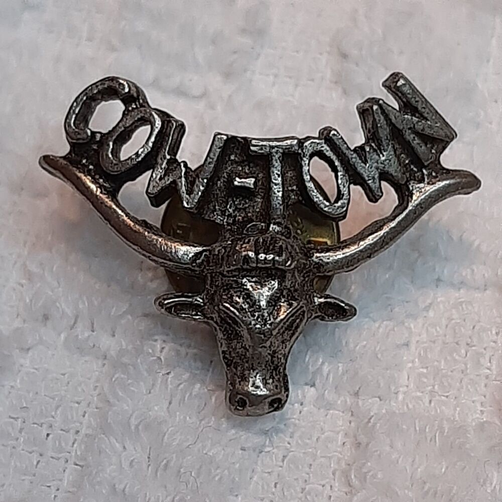 Vintage COW-TOWN metal lapel tac pin Bull Head Horns Silver/Pewter-Tone